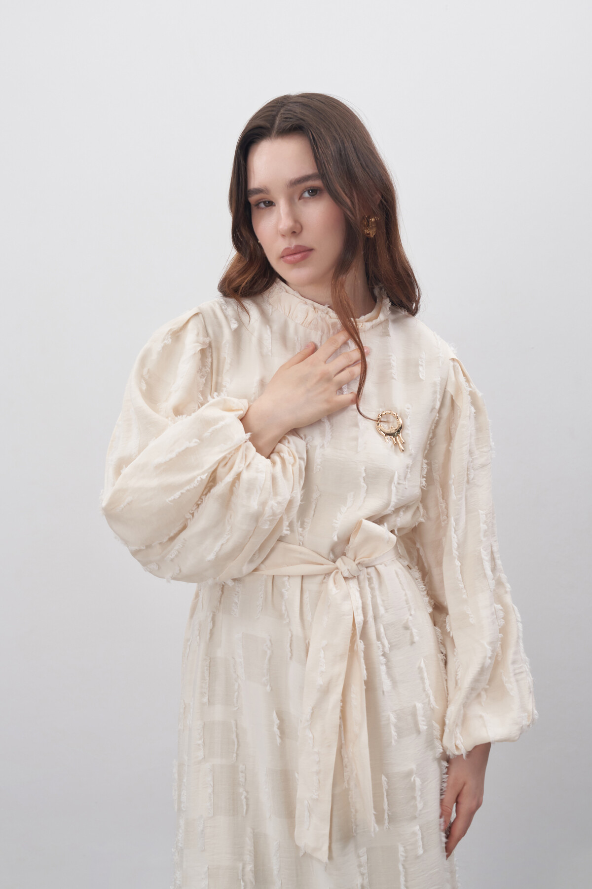 BROŞLIU ŞİFON ELBISE