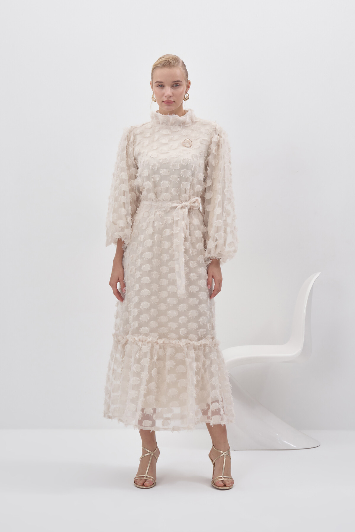 Broş Detaylı Şifon Elbise