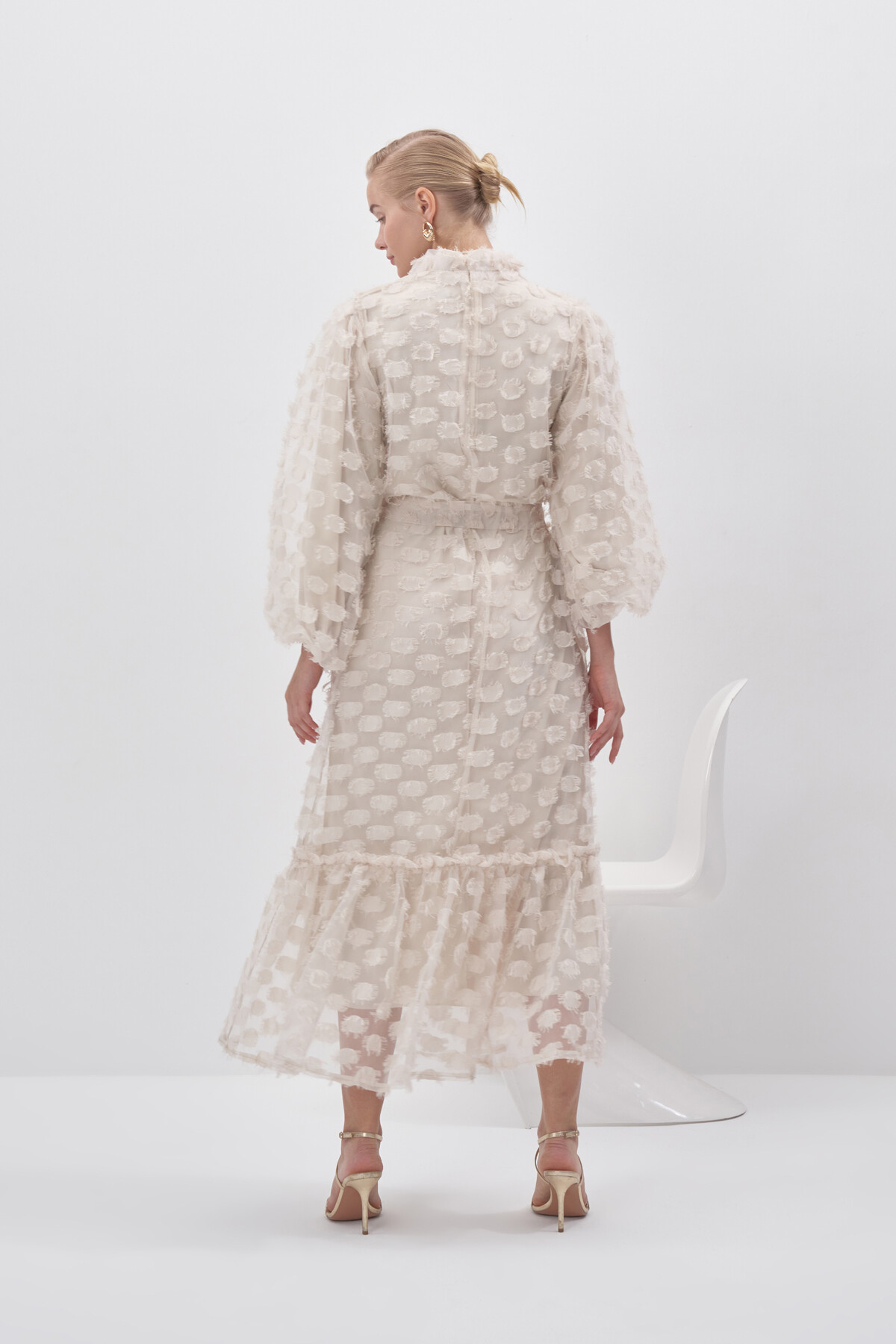 Broş Detaylı Şifon Elbise