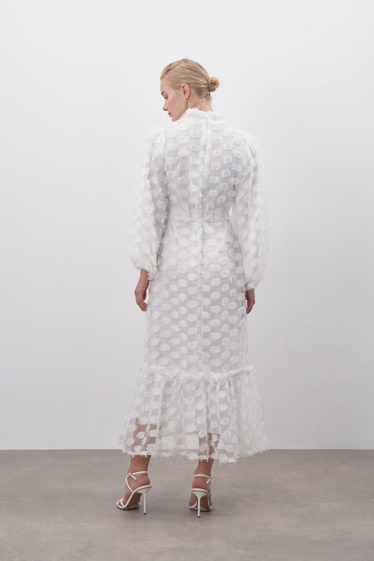 Broş Detaylı Şifon Elbise