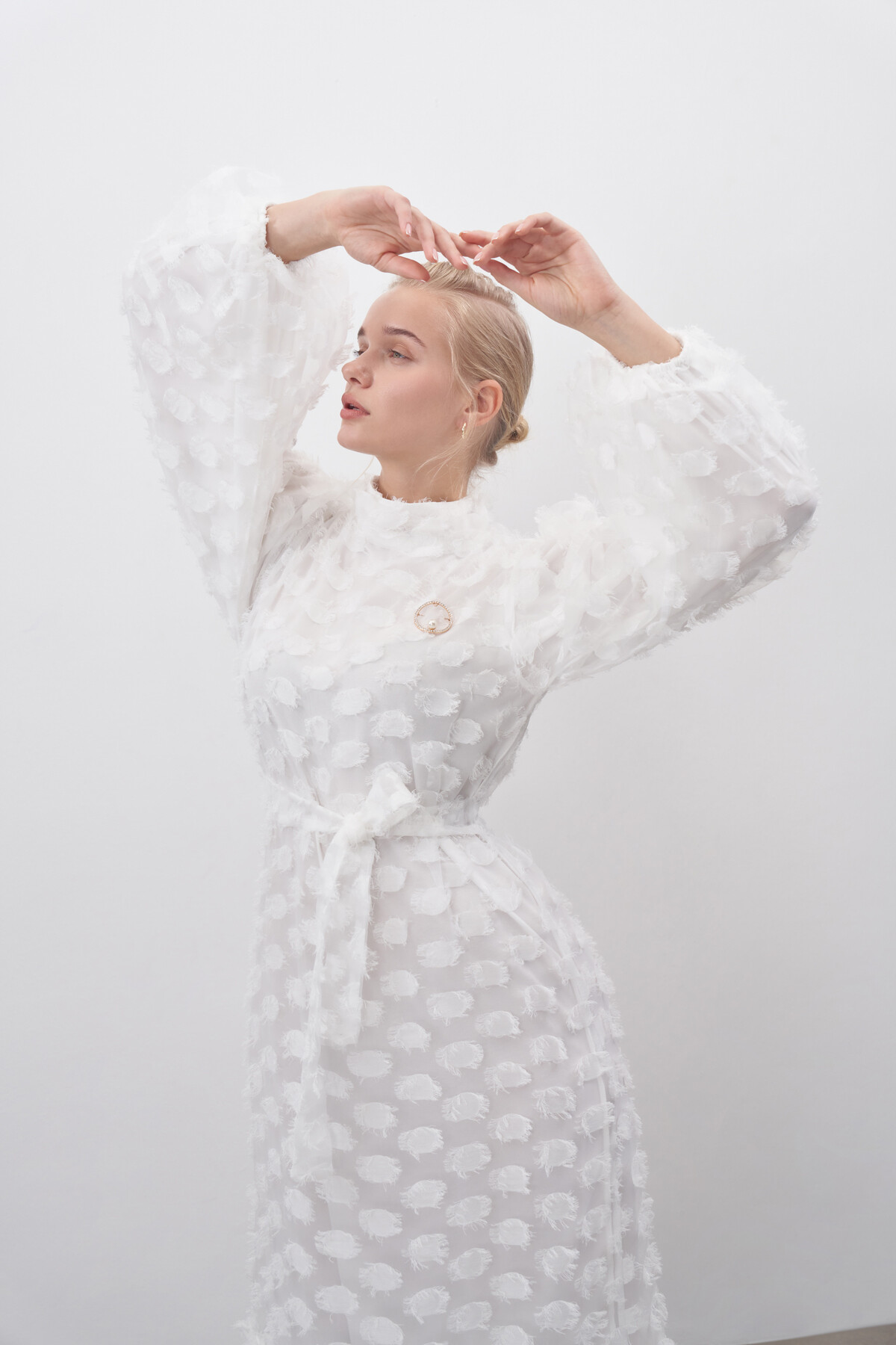 Broş Detaylı Şifon Elbise