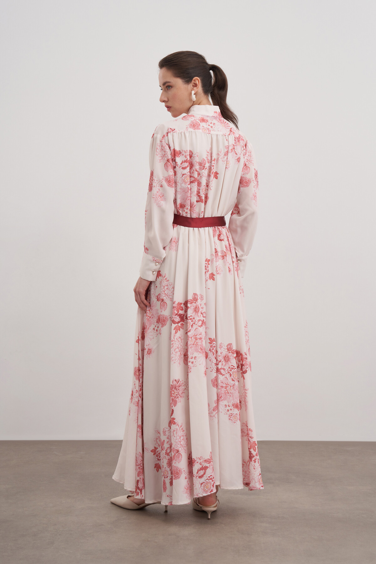 Çiçekli Desenli Bel Büzgülü Elbise