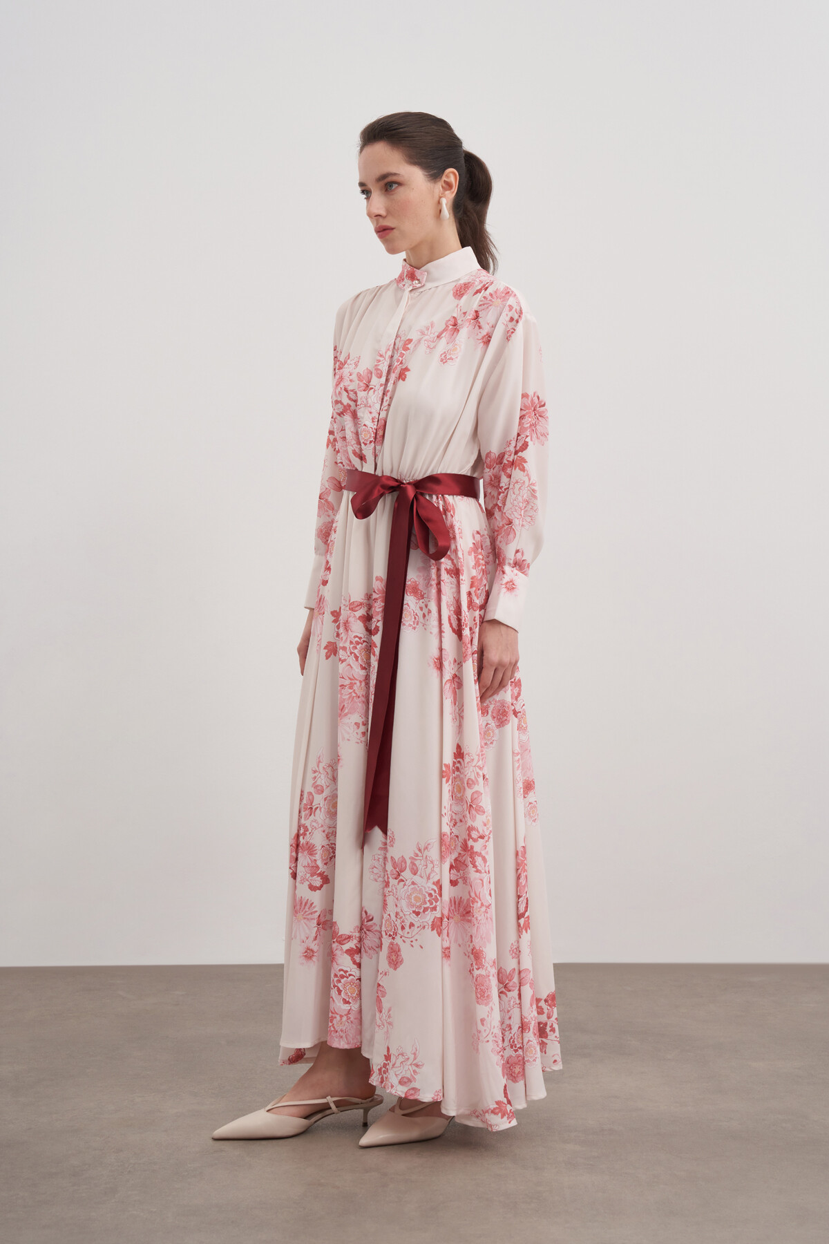 Çiçekli Desenli Bel Büzgülü Elbise