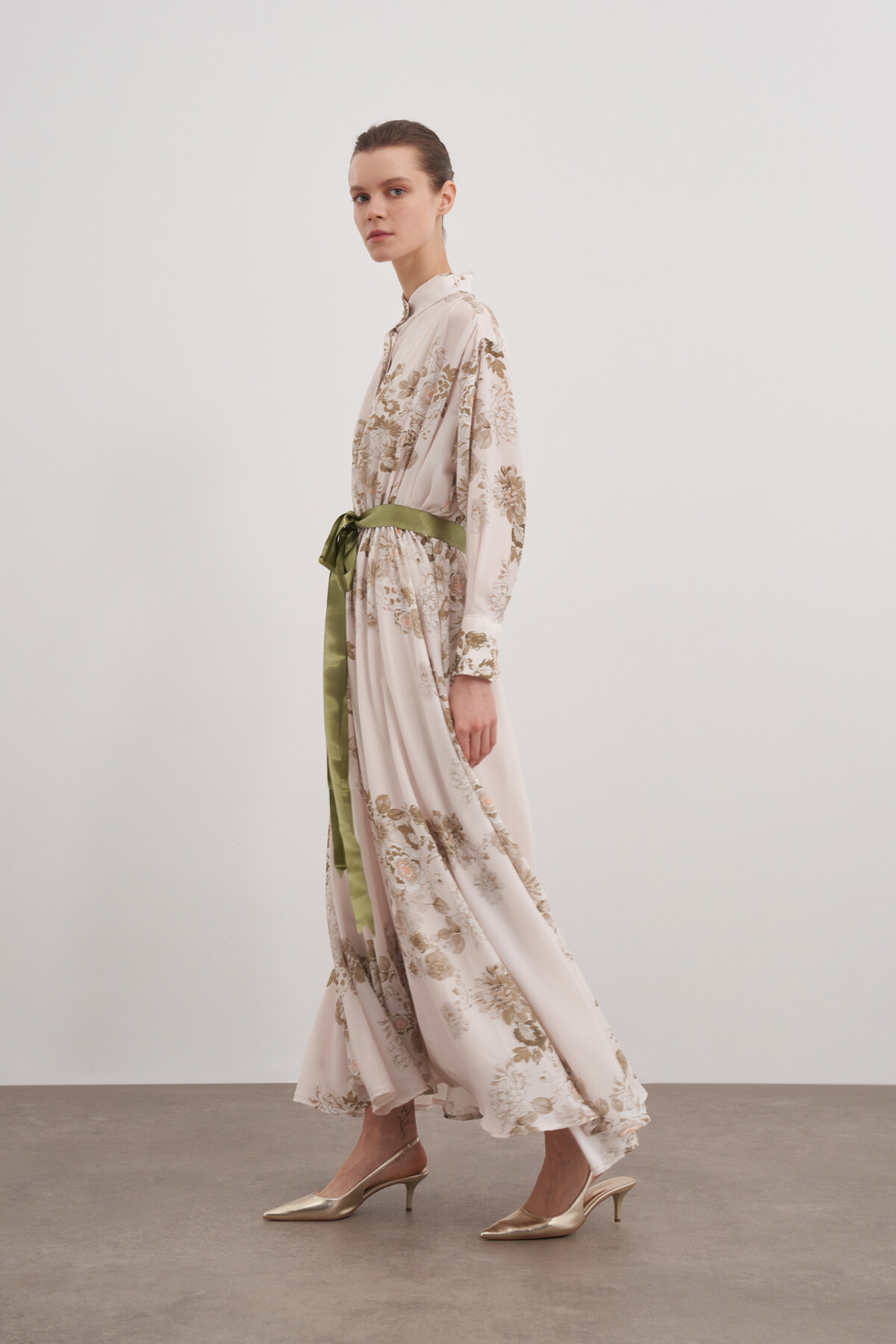 Çiçekli Desenli Bel Büzgülü Elbise