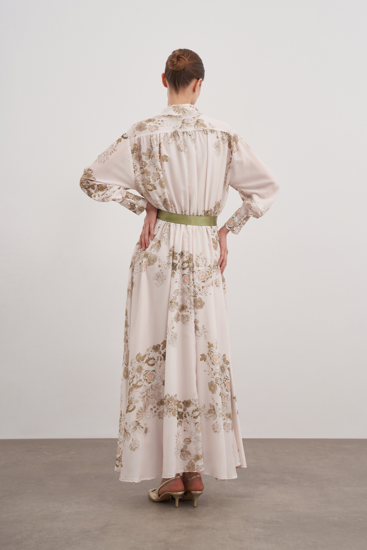 Çiçekli Desenli Bel Büzgülü Elbise