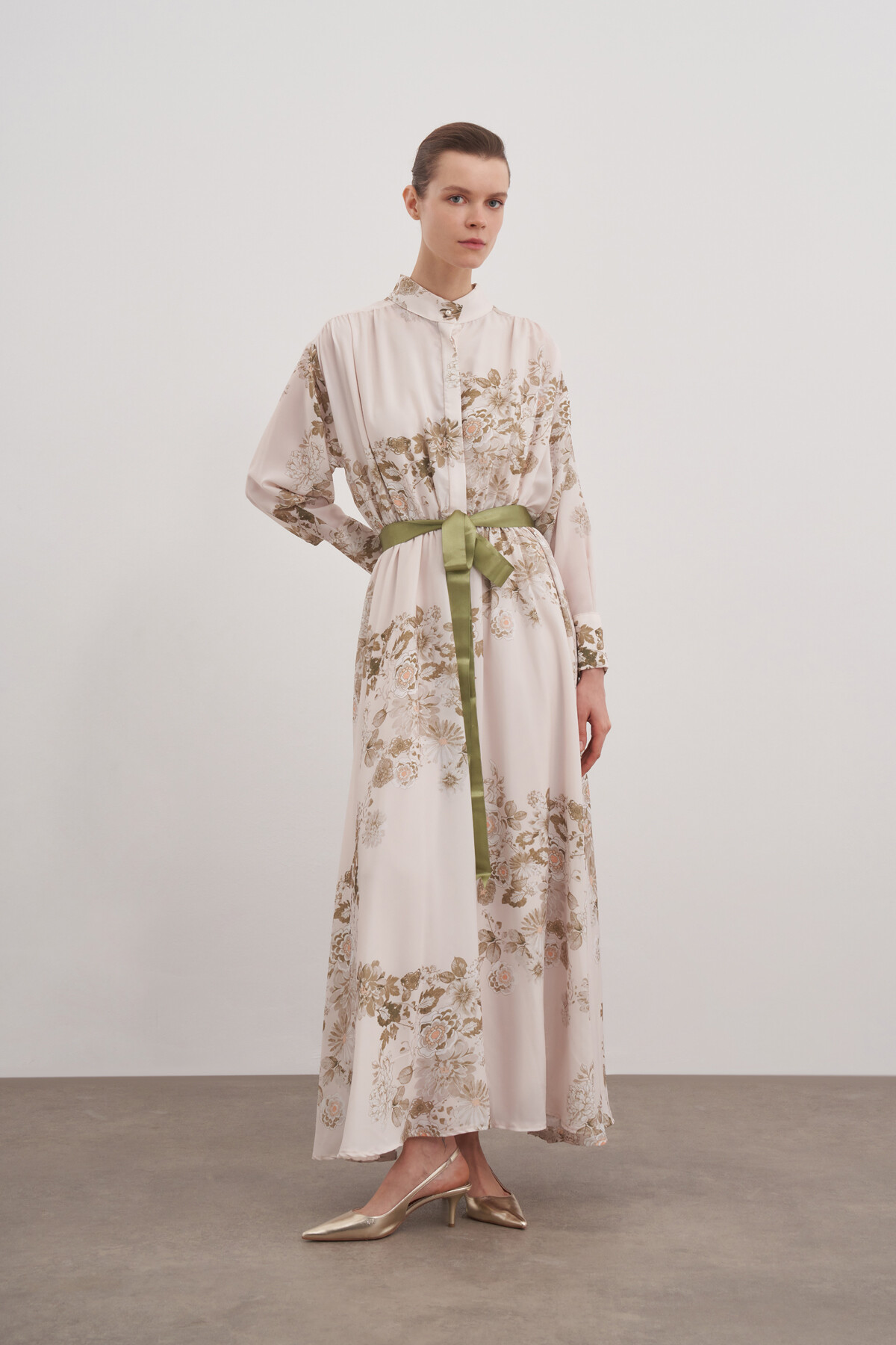 Çiçekli Desenli Bel Büzgülü Elbise