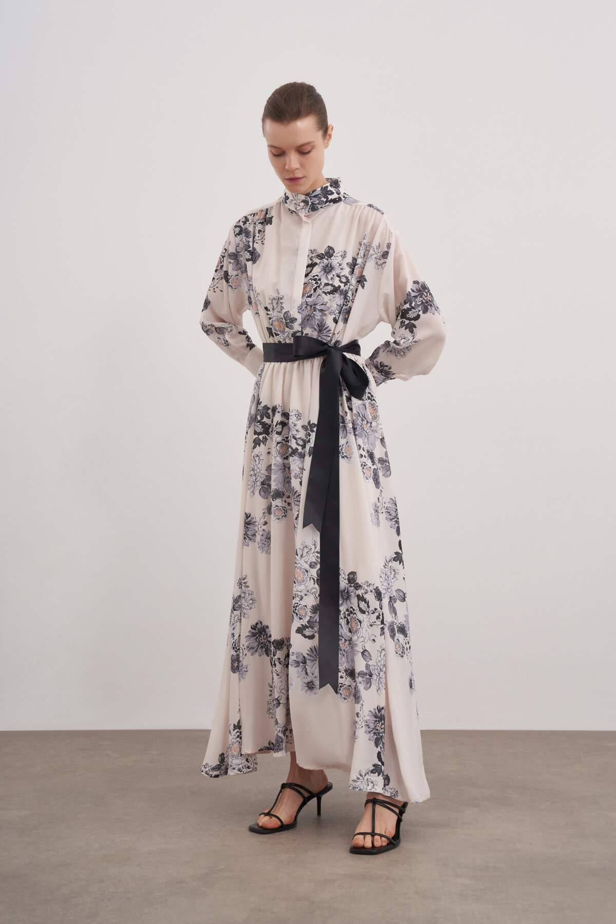 Çiçekli Desenli Bel Büzgülü Elbise