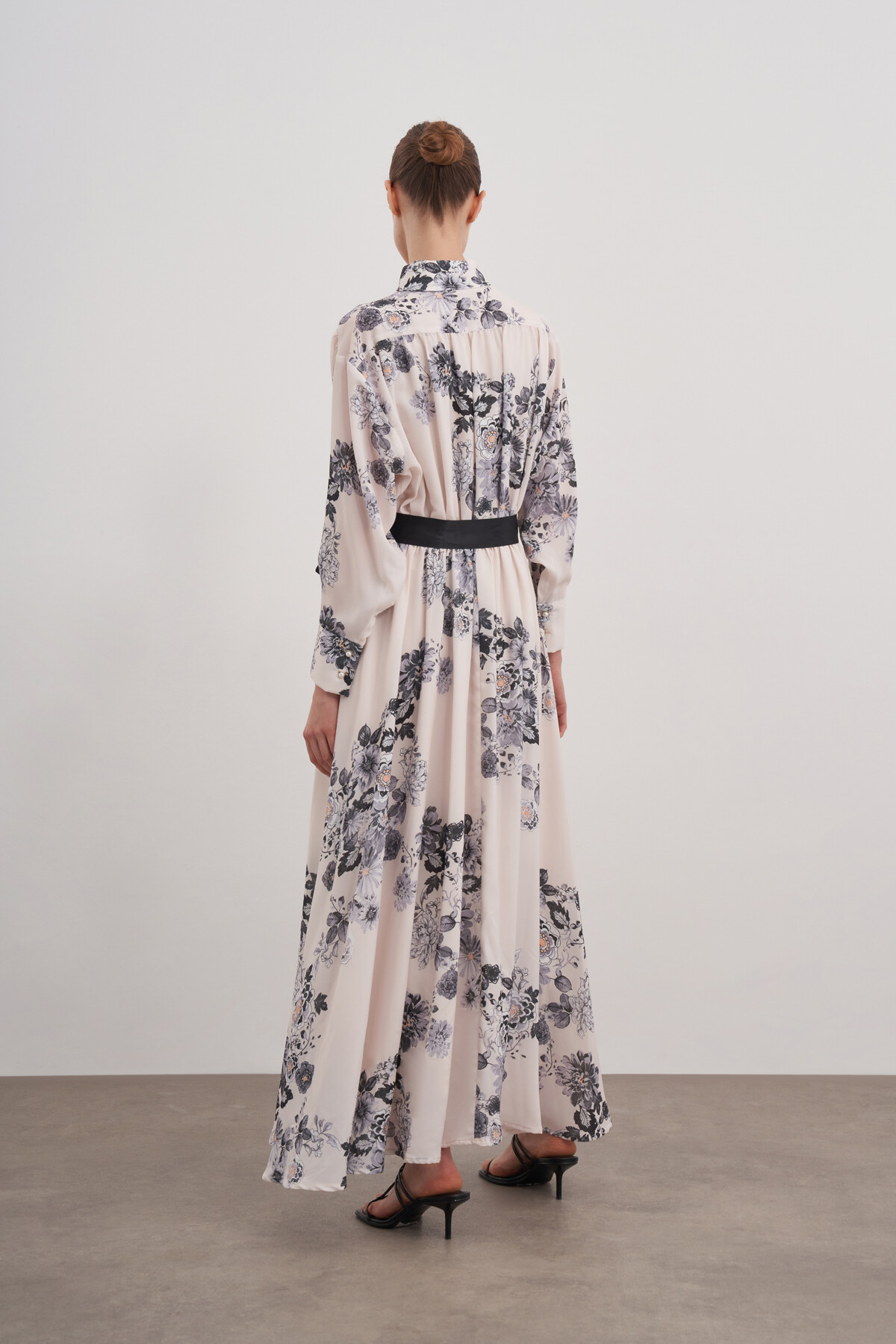 Çiçekli Desenli Bel Büzgülü Elbise