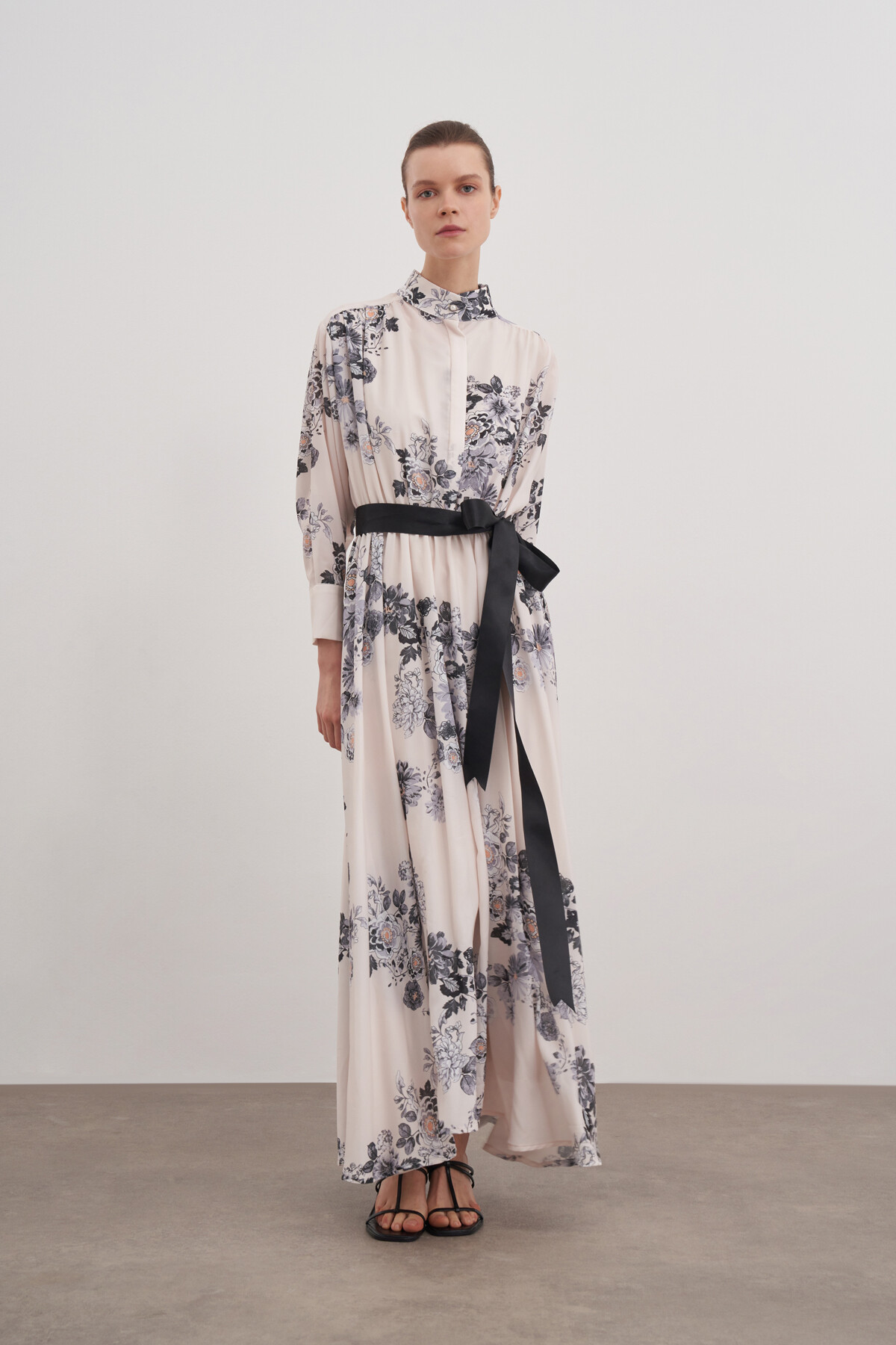 Çiçekli Desenli Bel Büzgülü Elbise