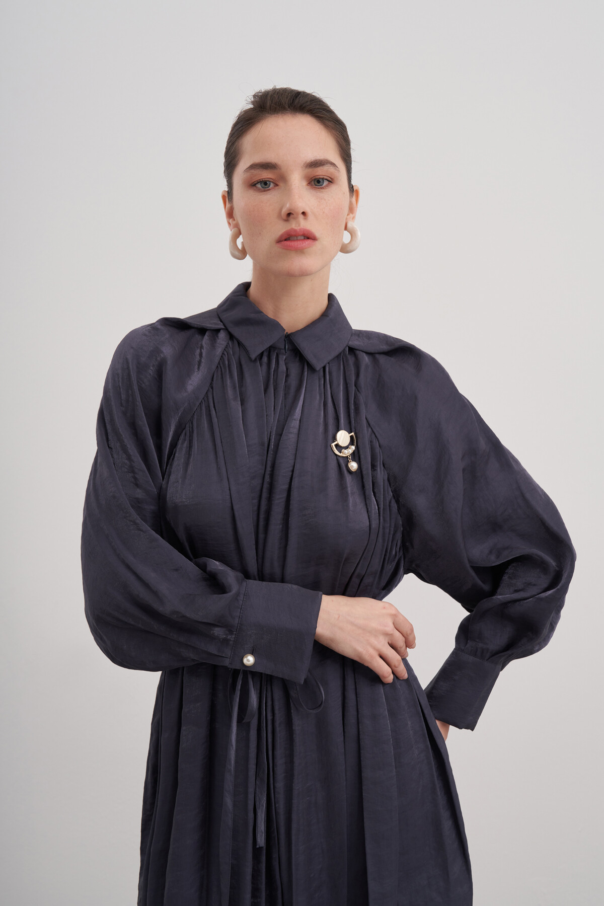 Broşlu Yaka Detaylı Saten Elbise