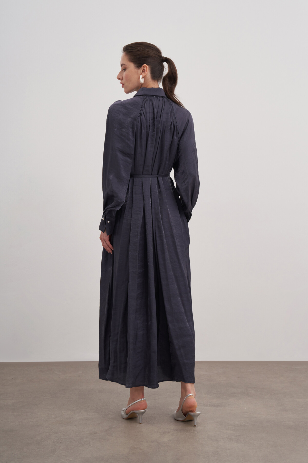 Broşlu Yaka Detaylı Saten Elbise