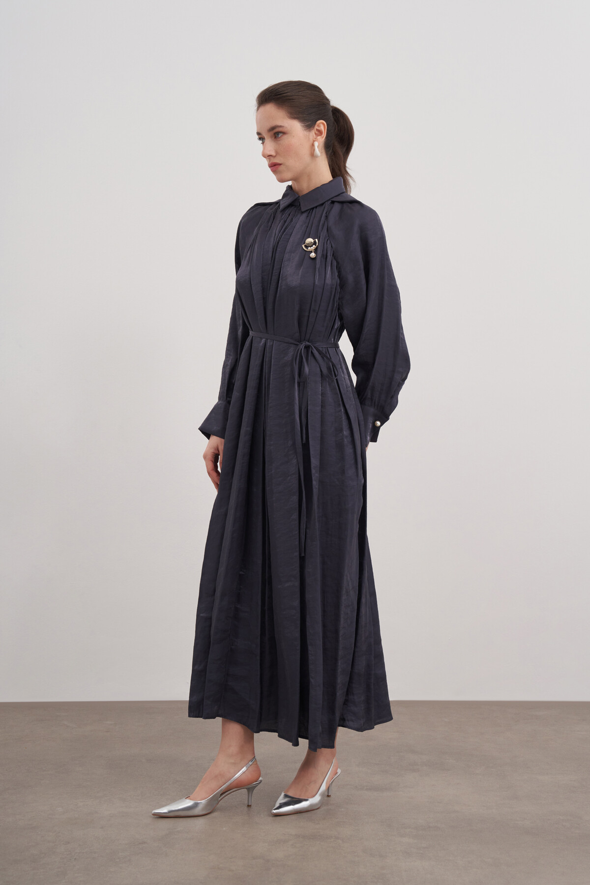 Broşlu Yaka Detaylı Saten Elbise