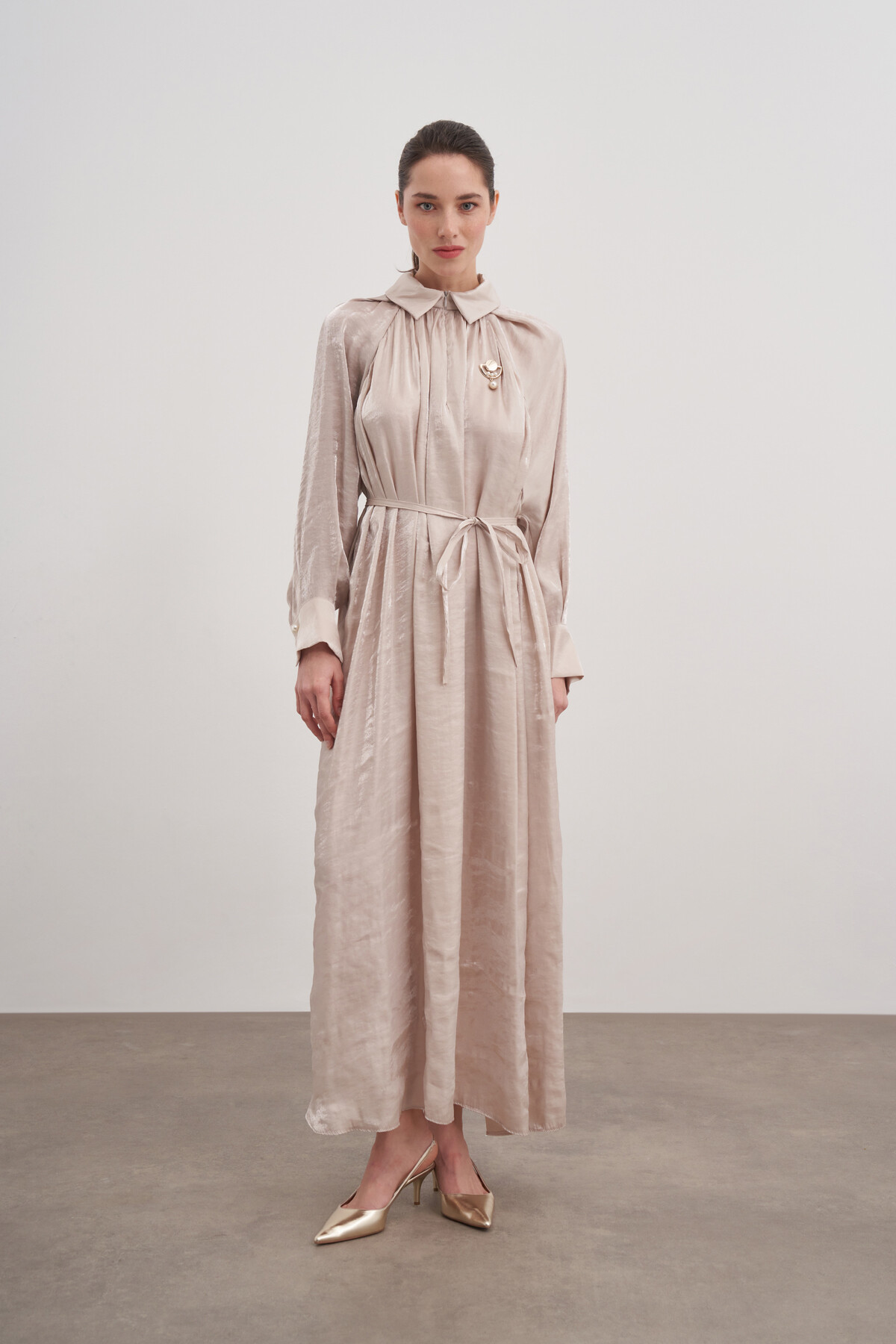 Broşlu Yaka Detaylı Saten Elbise