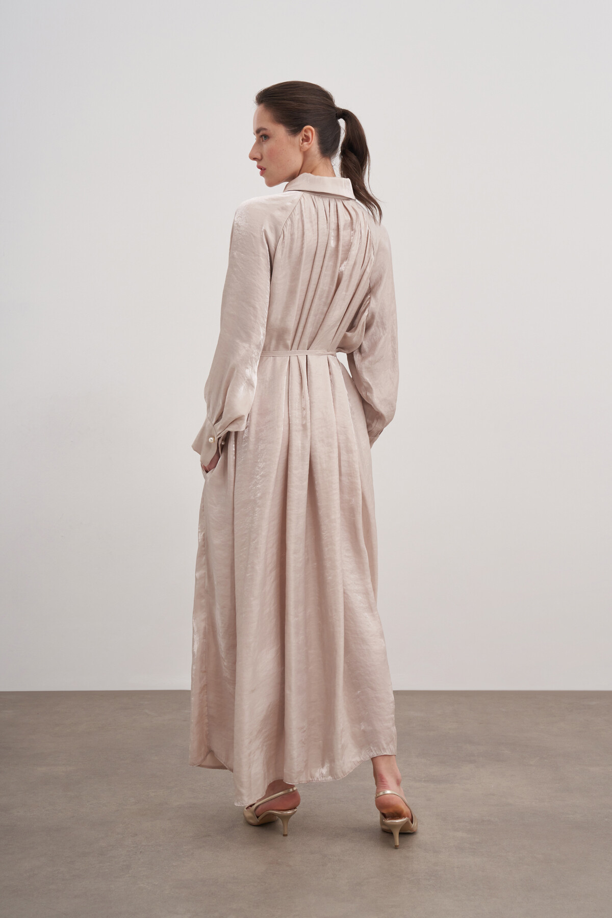 Broşlu Yaka Detaylı Saten Elbise