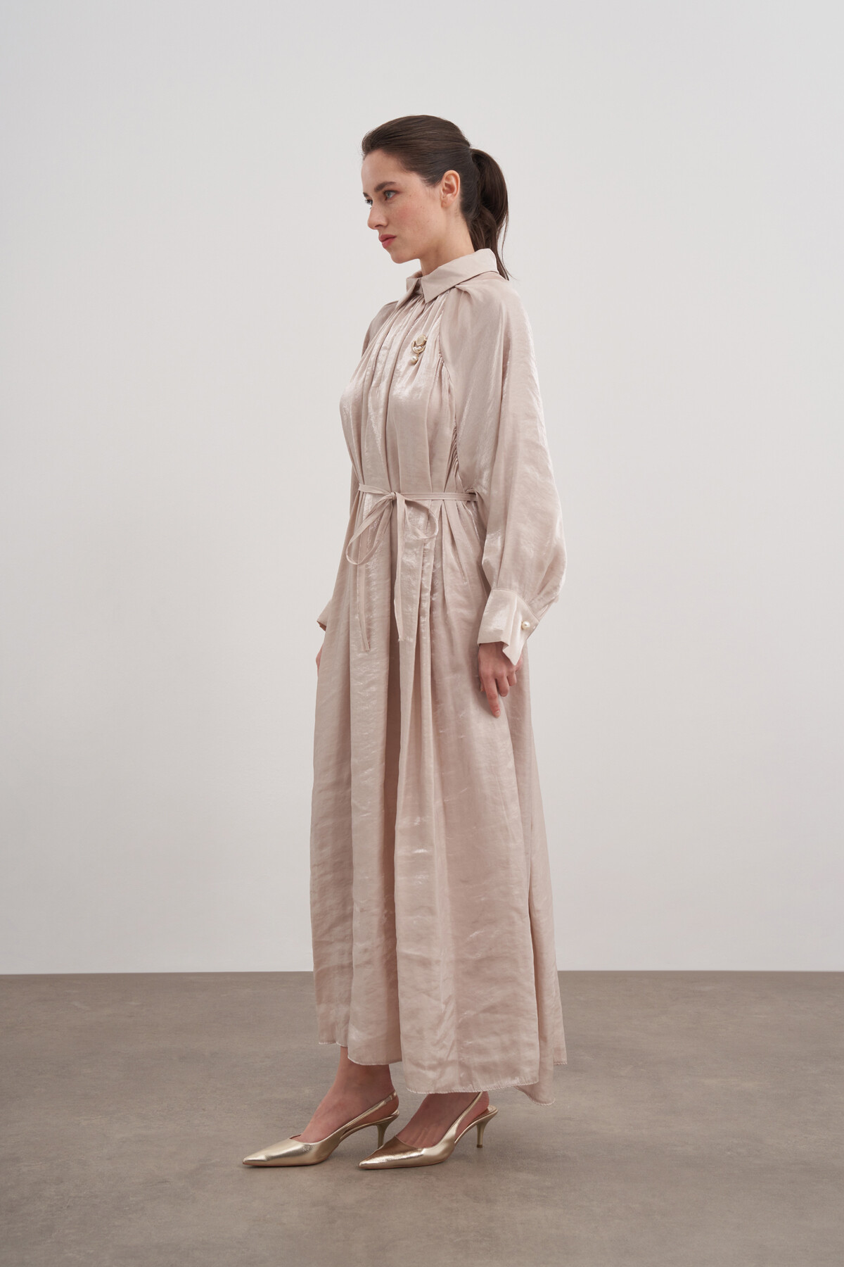 Broşlu Yaka Detaylı Saten Elbise