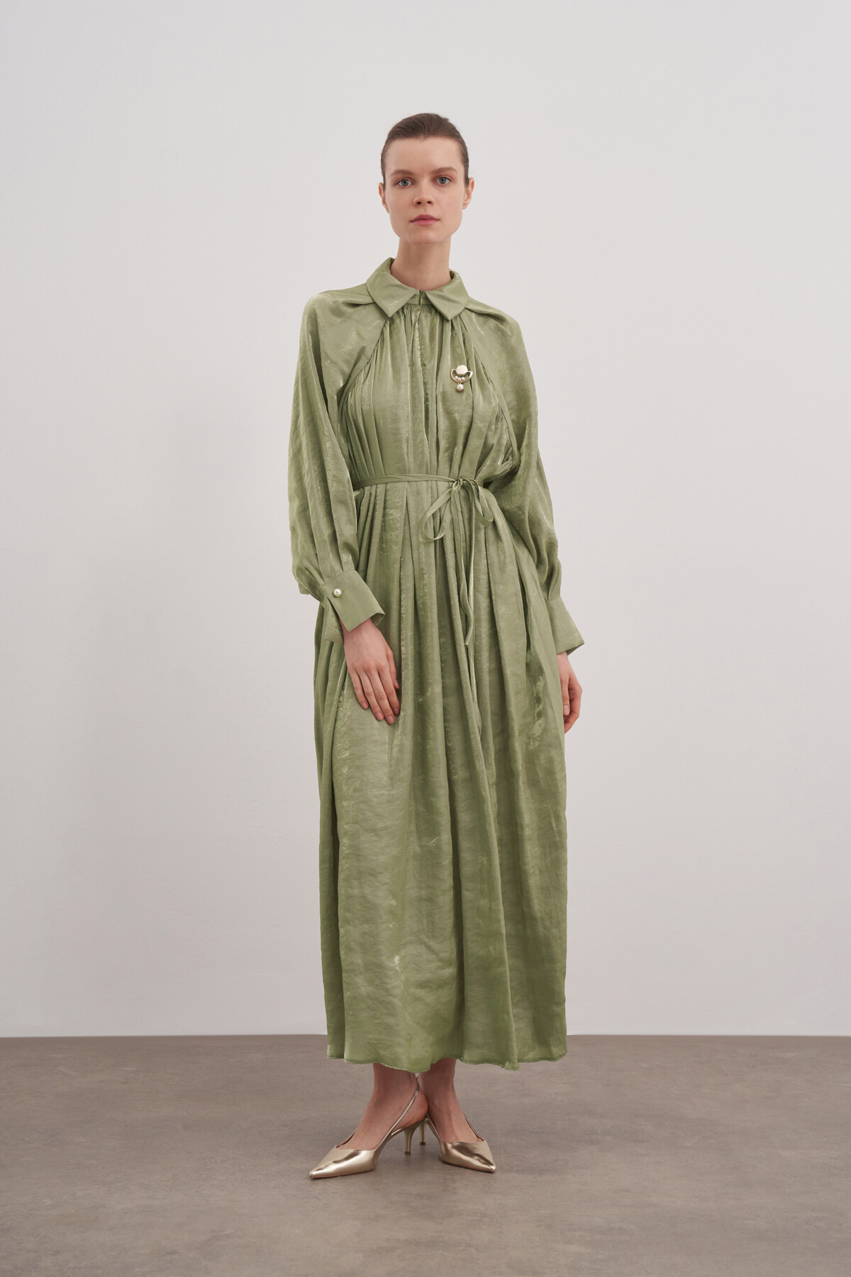 Broşlu Yaka Detaylı Saten Elbise