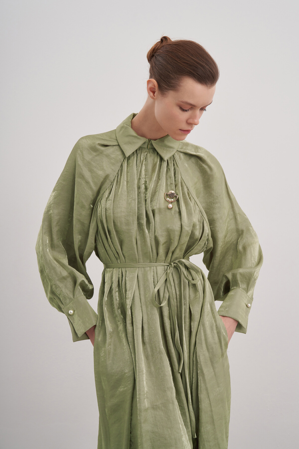 Broşlu Yaka Detaylı Saten Elbise