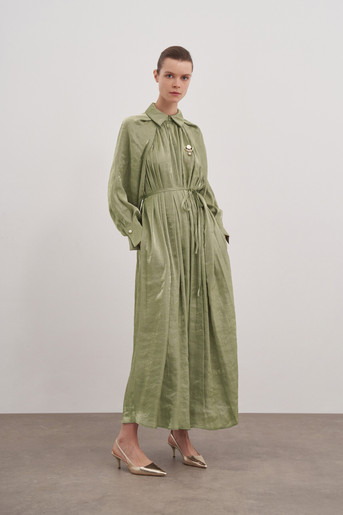 Broşlu Yaka Detaylı Saten Elbise