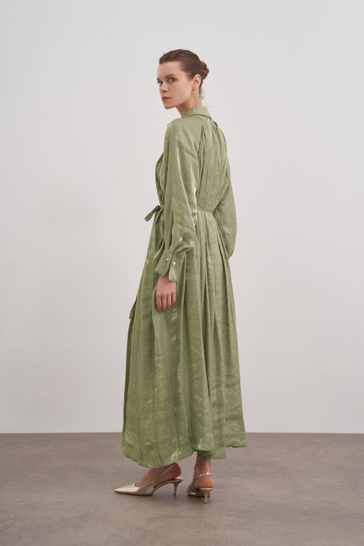 Broşlu Yaka Detaylı Saten Elbise