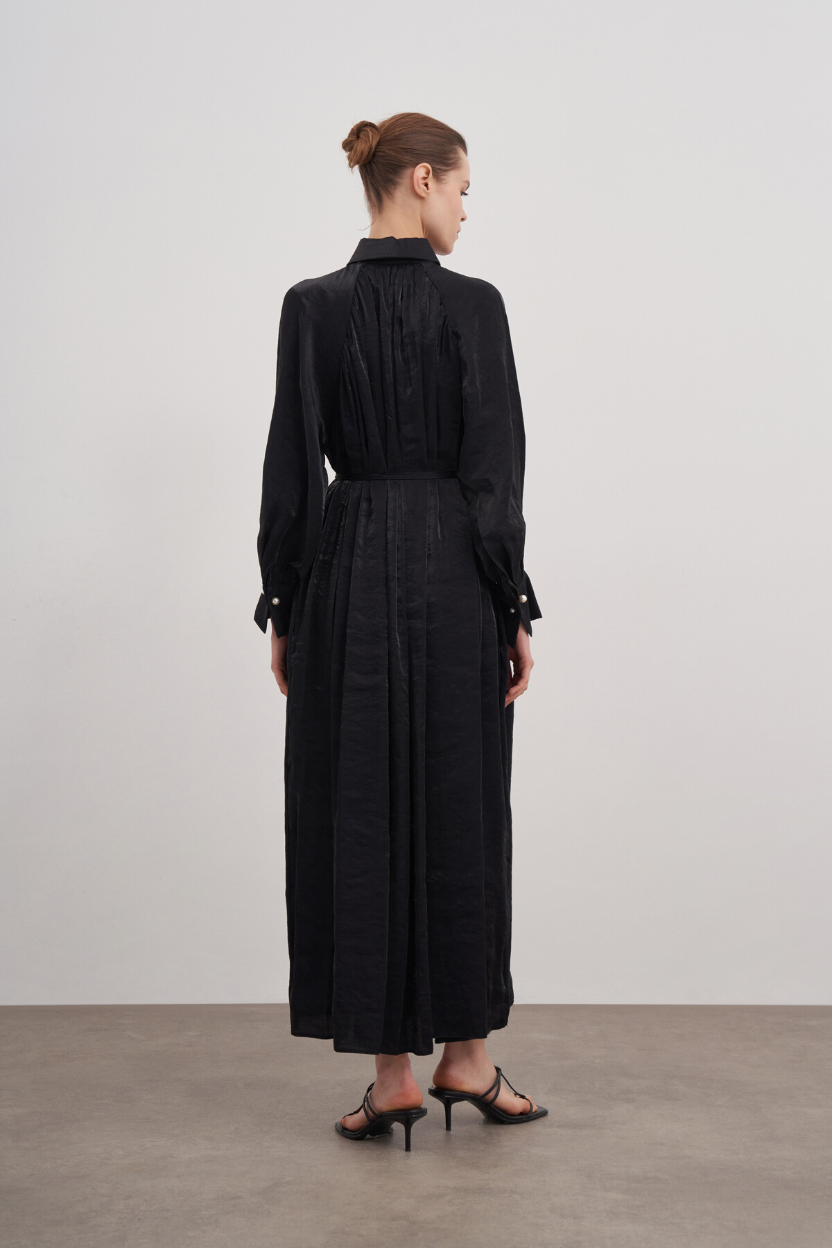 Broşlu Yaka Detaylı Saten Elbise