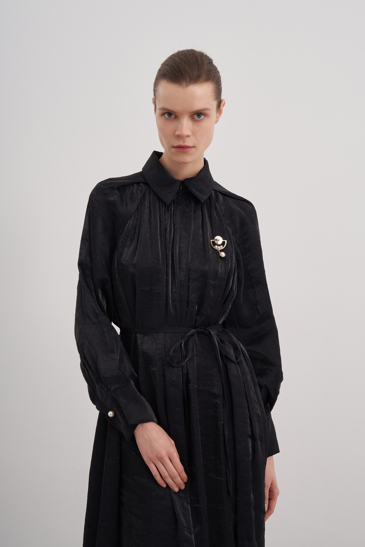 Broşlu Yaka Detaylı Saten Elbise