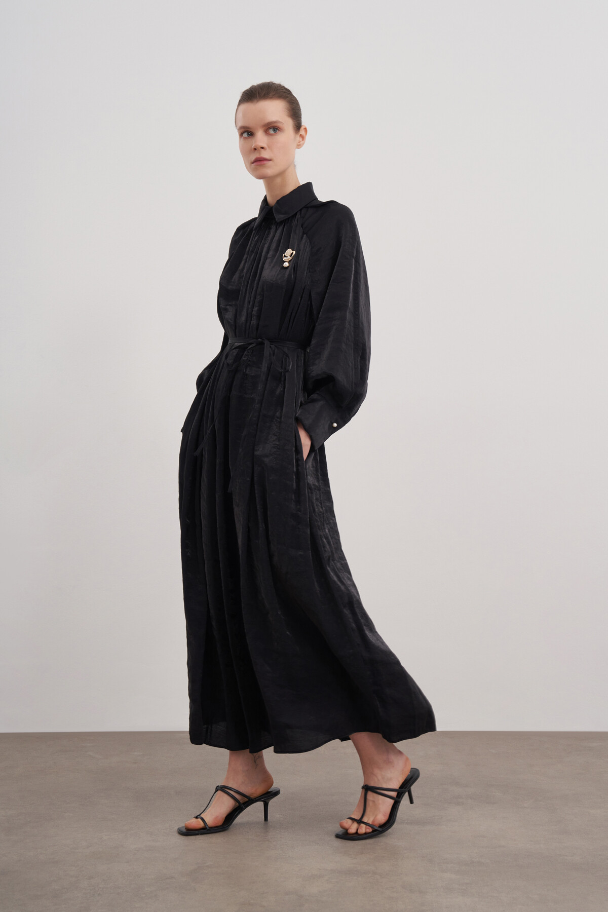 Broşlu Yaka Detaylı Saten Elbise