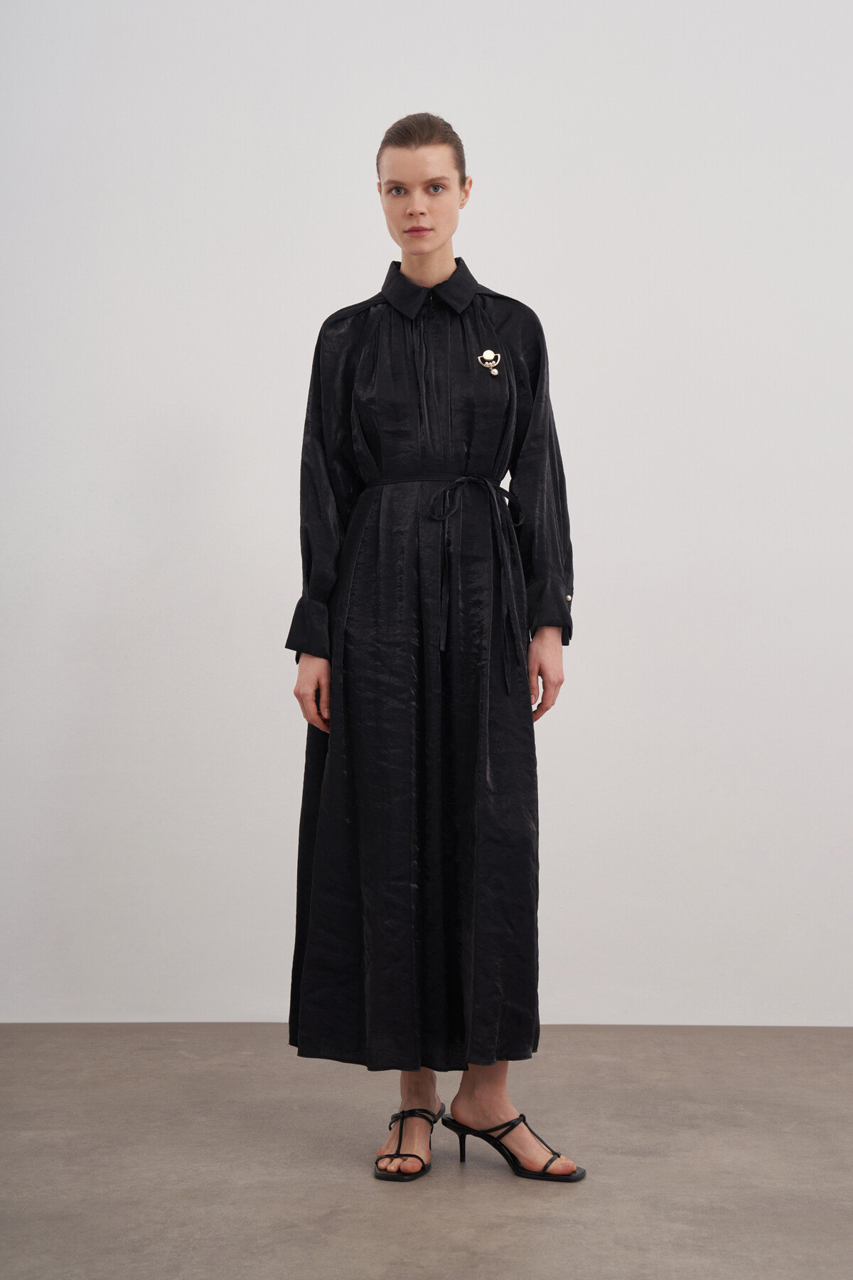 Broşlu Yaka Detaylı Saten Elbise