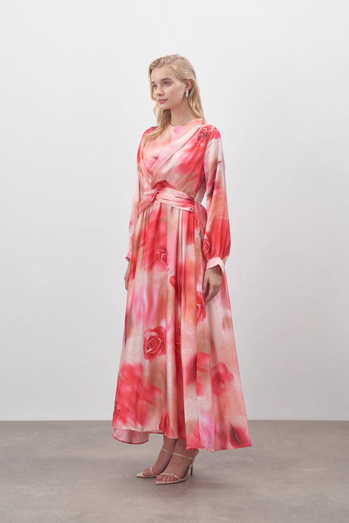 Gül Desenli Saten Elbise