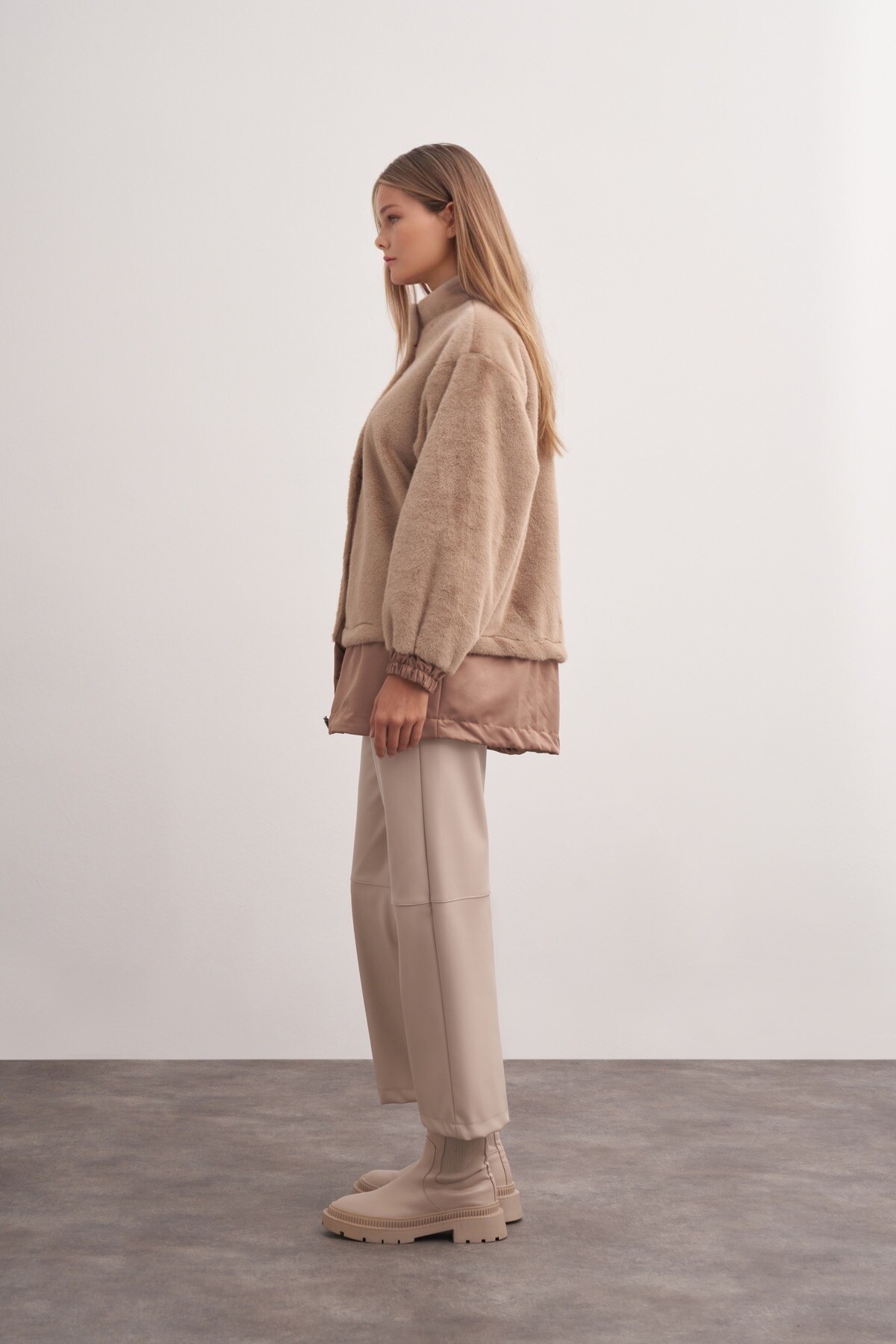 Yağmurluk Detaylı Peluş Mont