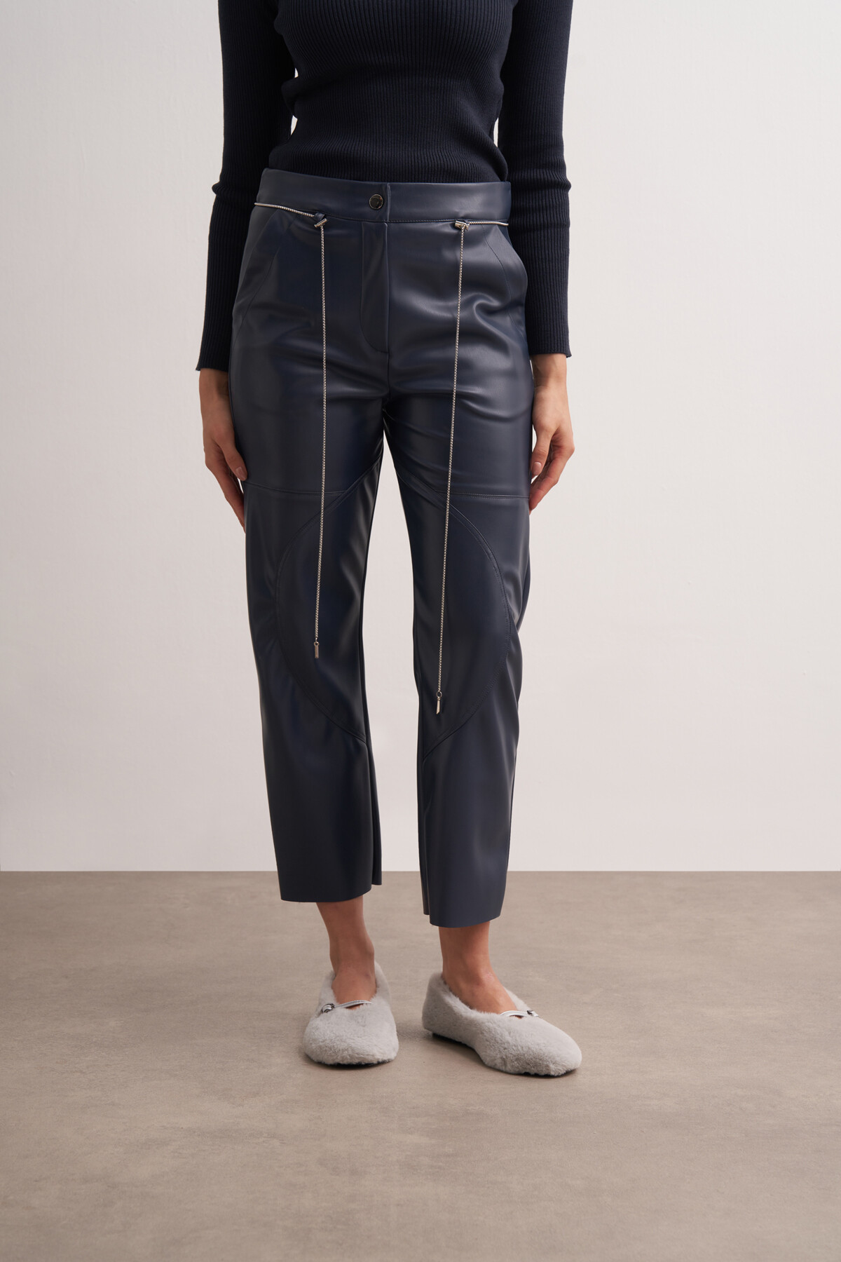 Zincir Kemerli Dikişli Deri Pantolon