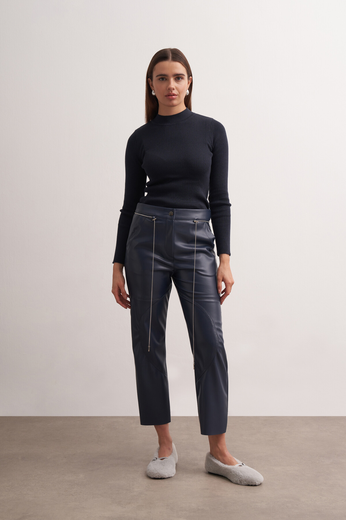 Zincir Kemerli Dikişli Deri Pantolon