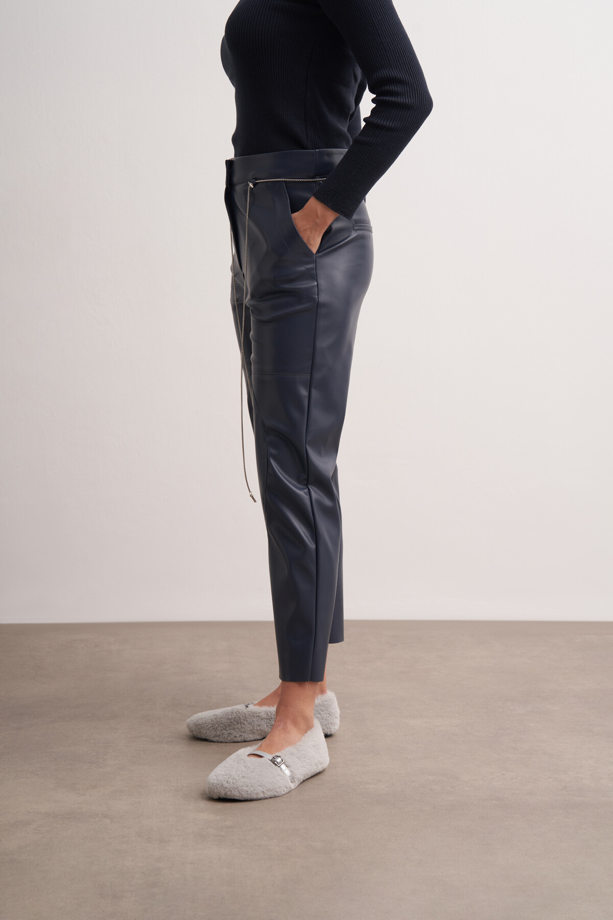 Zincir Kemerli Dikişli Deri Pantolon