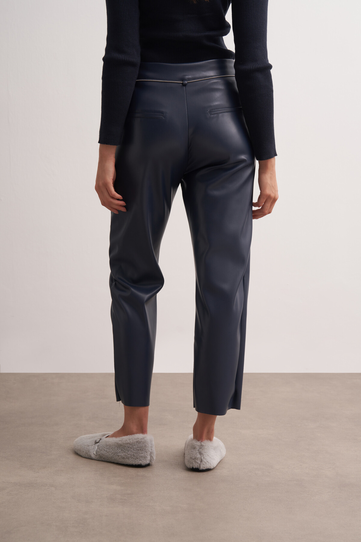 Zincir Kemerli Dikişli Deri Pantolon