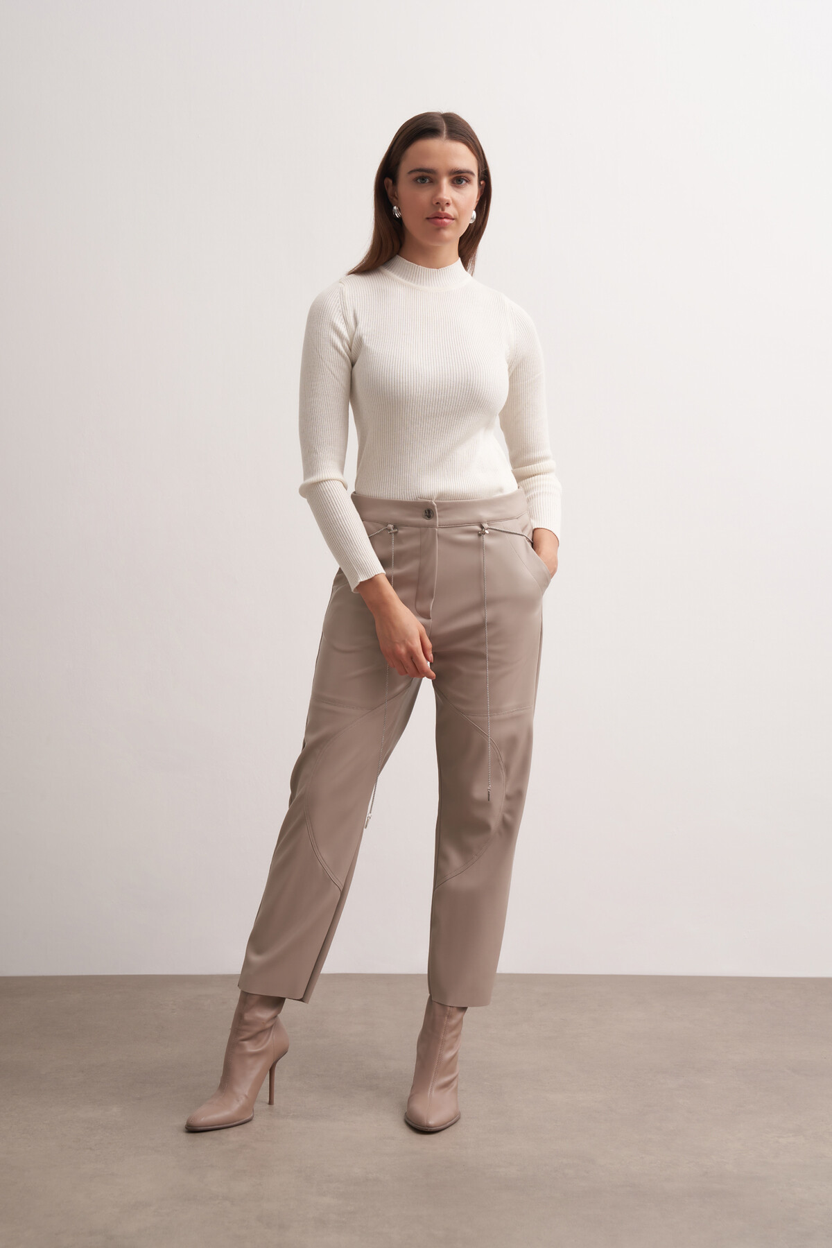 Zincir Kemerli Dikişli Deri Pantolon