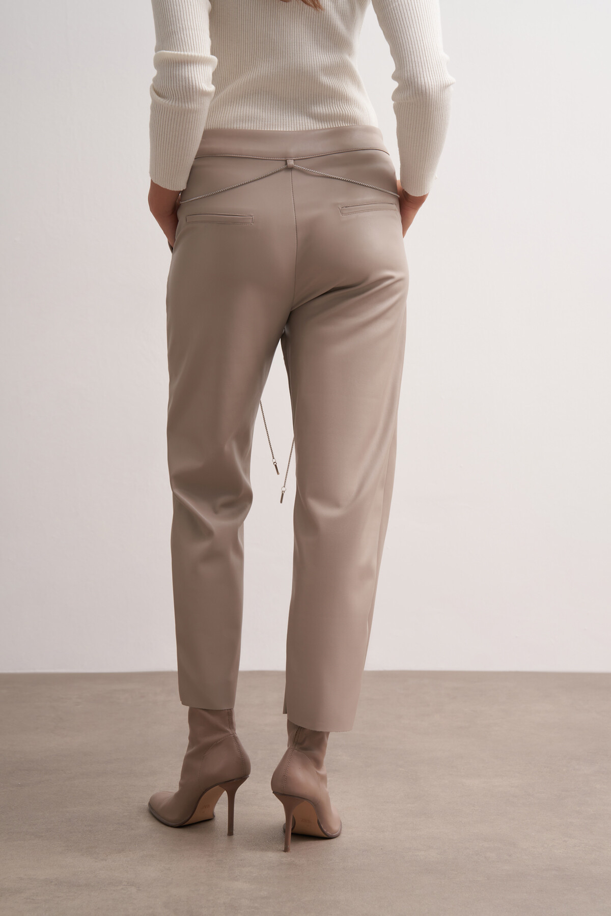 Zincir Kemerli Dikişli Deri Pantolon