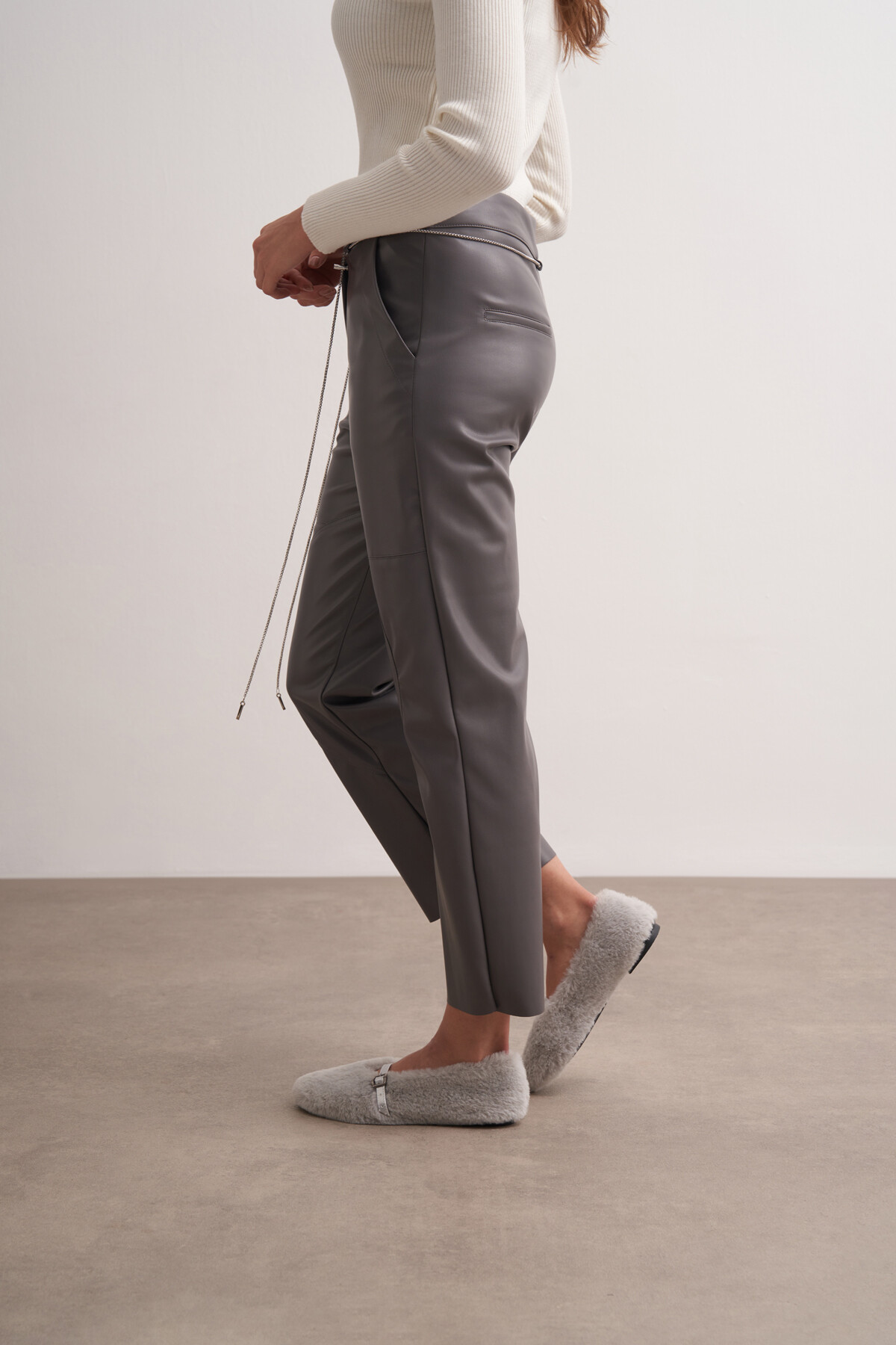 Zincir Kemerli Dikişli Deri Pantolon