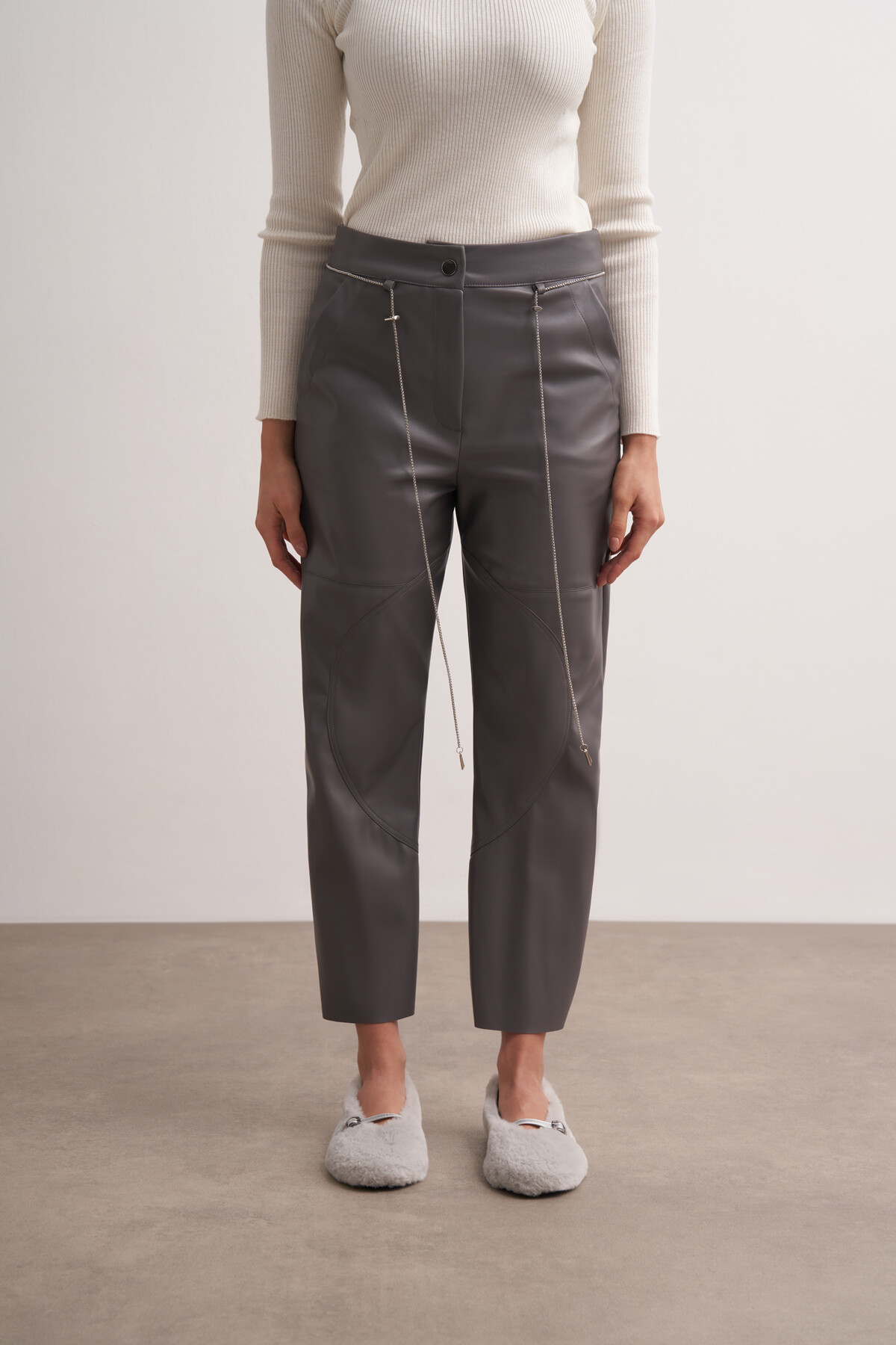 Zincir Kemerli Dikişli Deri Pantolon