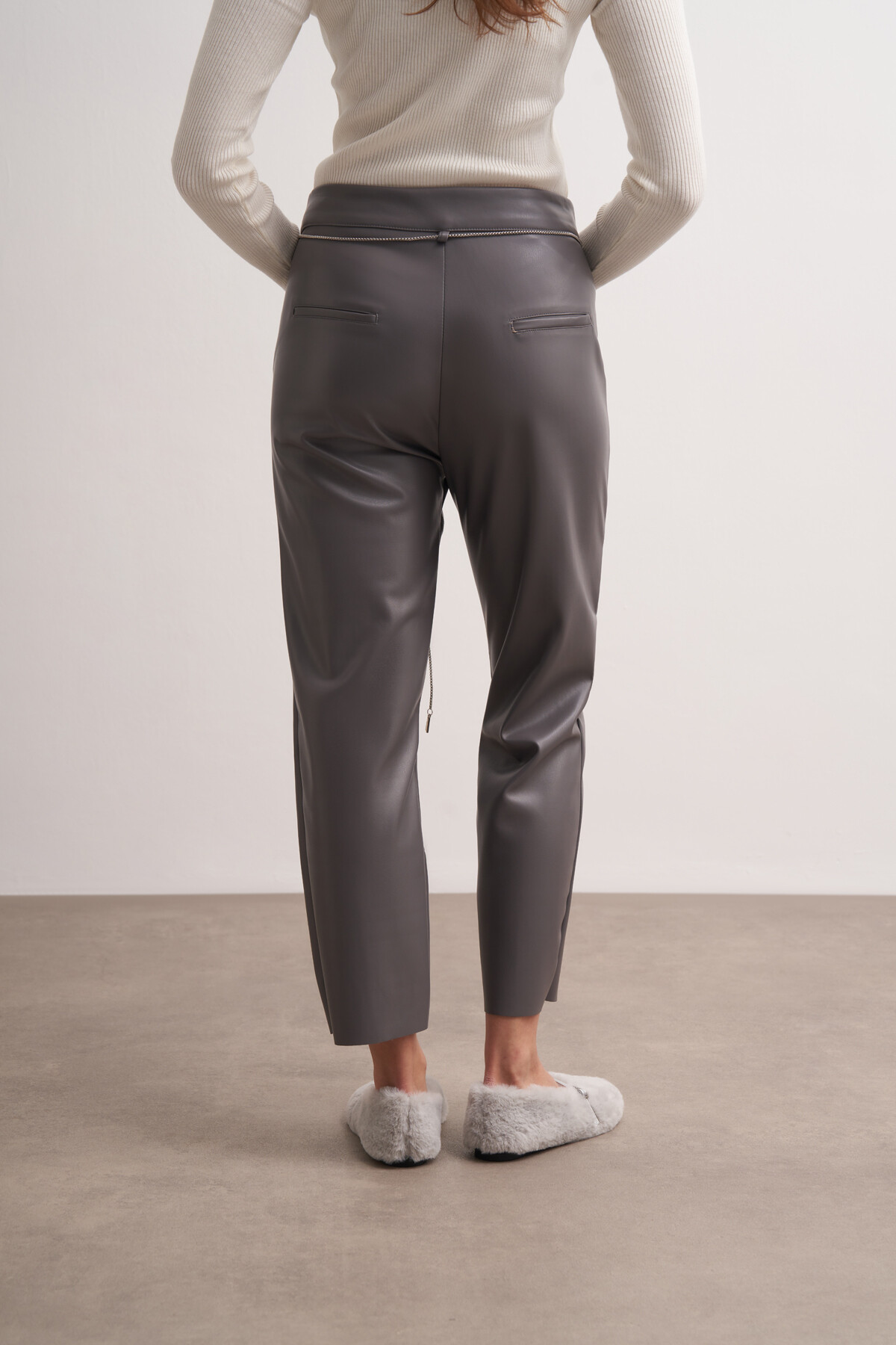 Zincir Kemerli Dikişli Deri Pantolon