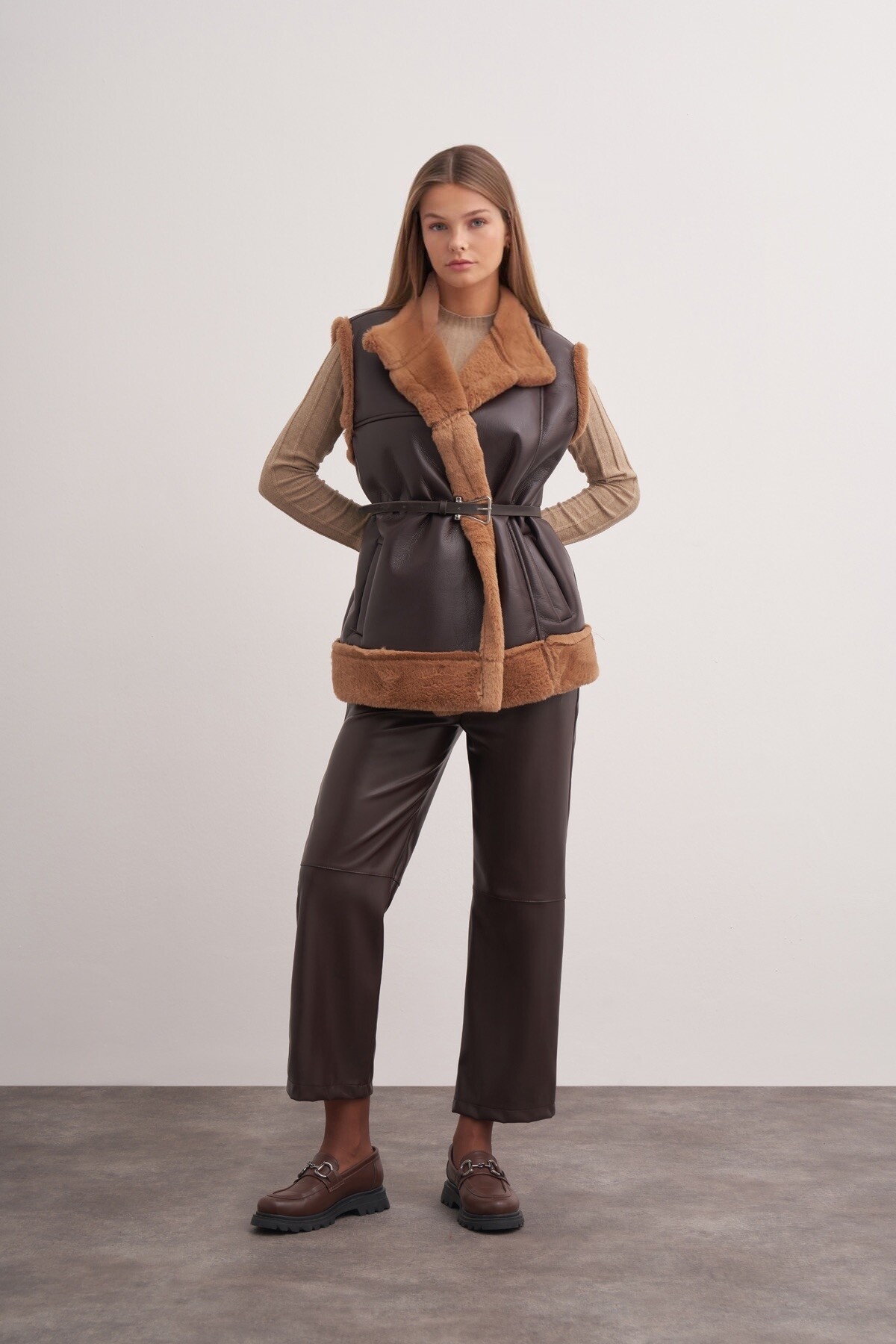 Peluş Detaylı Deri Yelek