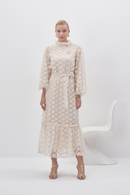 Broş Detaylı Şifon Elbise