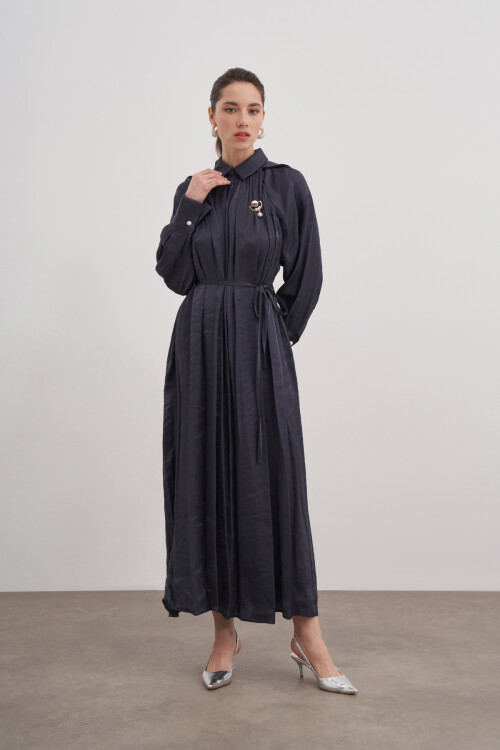 Broşlu Yaka Detaylı Saten Elbise