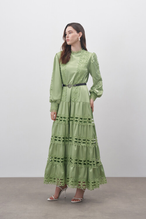 Güpür Detaylı Saten Elbise