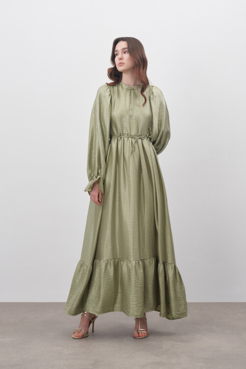 İpek Broşlu Elbise